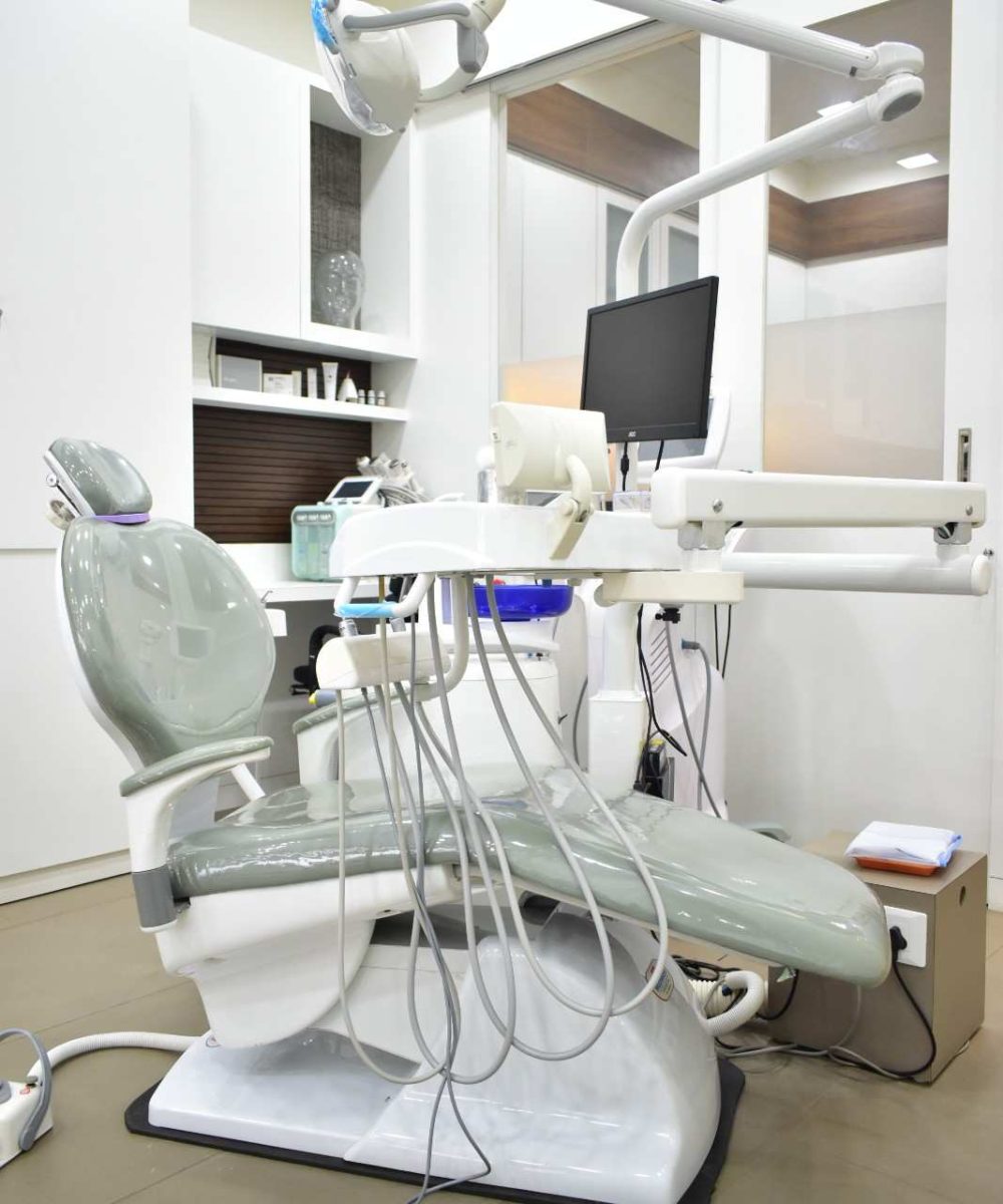 Modern dental chair and treatment unit with advanced equipment in a clean, well-equipped dental clinic.